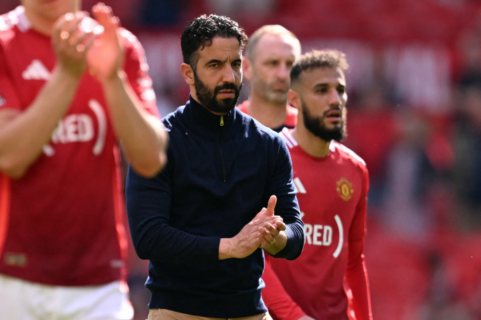 The player's family also pays! Struggling Manchester United Cut Players Following UEL Final Ticket Employees
