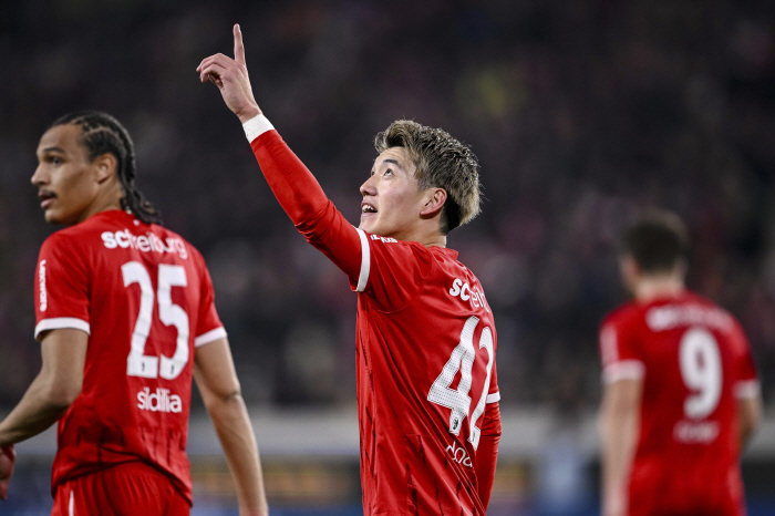 A record 32 billion won in transfer fees for Dortmund's super-powerful love call to Japan's national team, which pushed out the top scorer