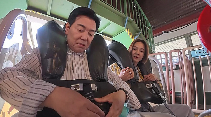Seven ♥ Lee Da-hae At the amusement park, a fan recognized my husband and he ran away with my hand. (Bridesmaid's class)