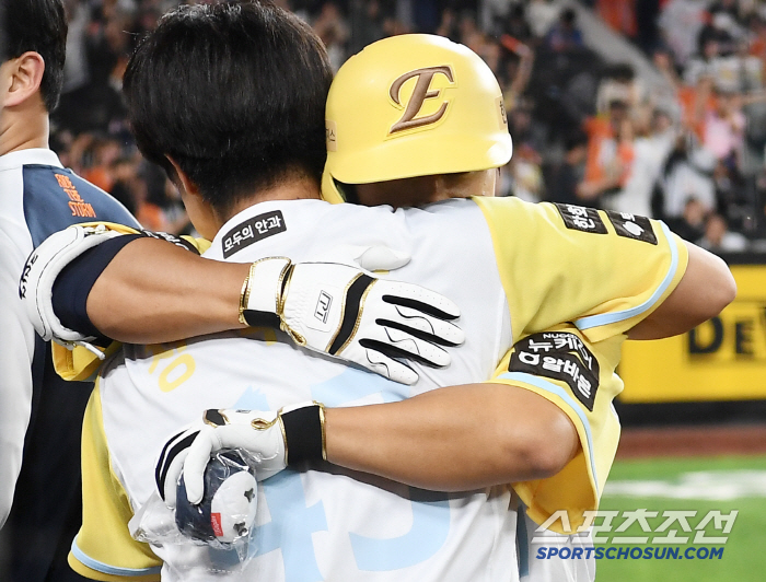 Starting QS → Two-run shot after misjudgment → Two-out tie shot at the bottom of the ninth inning → overtime final hit…Hanwha won 13 consecutive games in 33 years, Doosan blocked