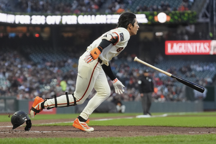 Was I in a hurry after Lee Jung-hoo who played 5 games.. The 4th batter made a surprise bunt → And to Kelly, who was a close friend of .400 when he was in KBO