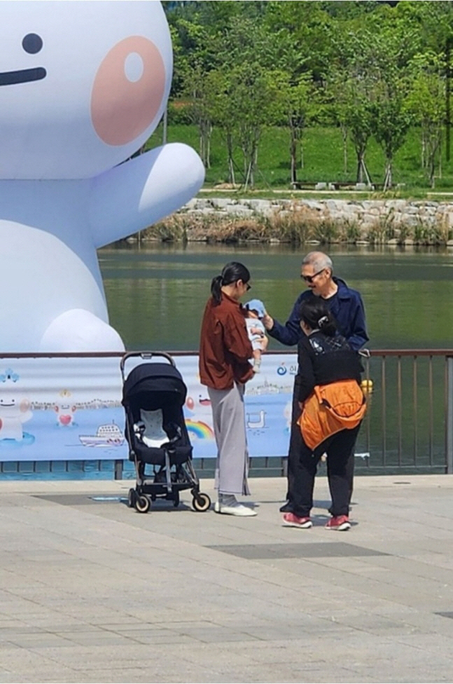 64-year-old father Hong Sang-soo captures the Cannes Hotel and works hard... ♥ Kim Min-hee is raising children alone. 