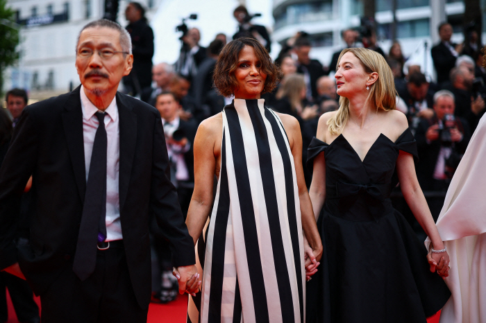 64-year-old father Hong Sang-soo, ♥ walked on the red carpet without Kim Min-hee…