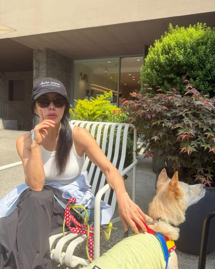Are you sure you were born in the 60s? Uhm Jung-hwa, even if you're in your 20s, you'll believe her without makeup  sleeveless...MZ visual 