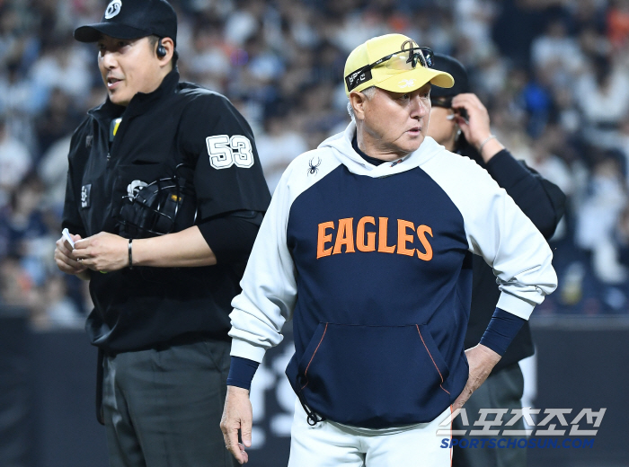 The butterfly effect that called home run?Out → Check swing controversy, which became safe without a reading, was dizzying at Daejeon Night