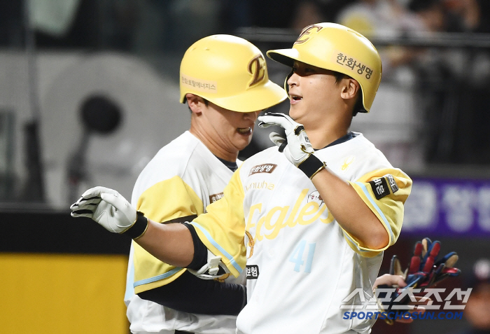 The butterfly effect that called home run?Out → Check swing controversy, which became safe without a reading, was dizzying at Daejeon Night