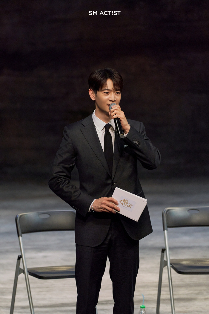 Minho Hosts 'Waiting for Godot' GV, Supports Theater Fund