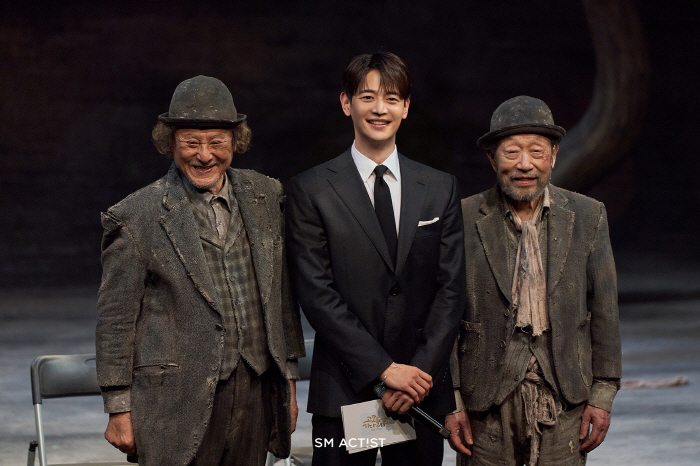Minho Hosts 'Waiting for Godot' GV, Supports Theater Fund