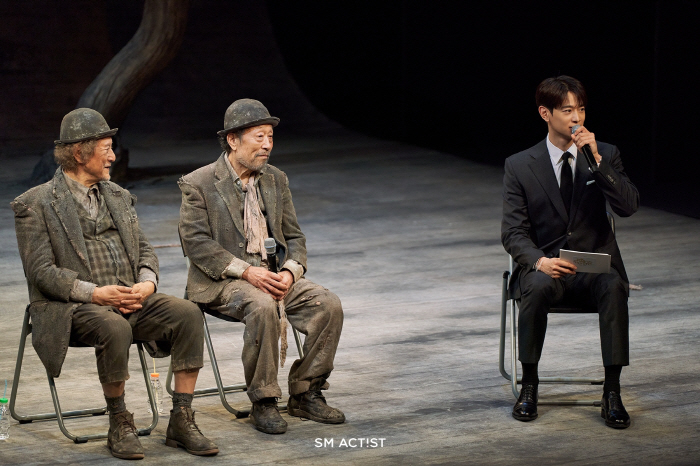 Minho Hosts 'Waiting for Godot' GV, Supports Theater Fund