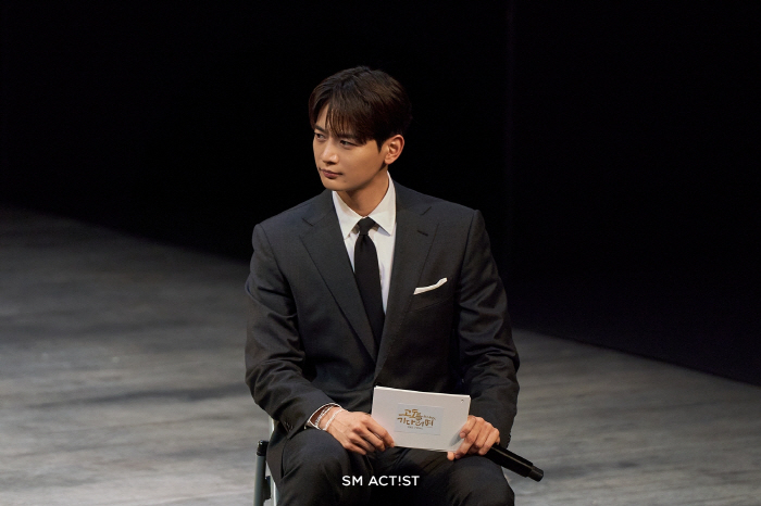 Minho Hosts 'Waiting for Godot' GV, Supports Theater Fund