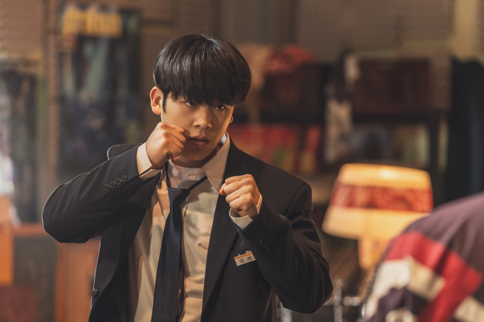 Clench your fist and get your fighting instincts..ONE Lee Jung-ha academy action. I really wanted to do it. Transformation