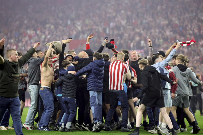 Even if I die, Sunderland! 122 min Crazy theater goal to advance to championship PO final!...If I win one more time, I'll go to EPL