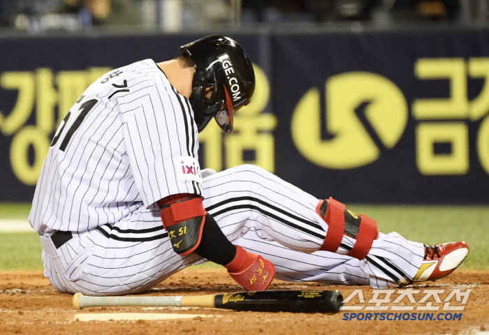 For now, he avoided being out for the season. Hong Chang-gi's left knee outer tibia joint microfracture was determined. A re-examination is required a week later