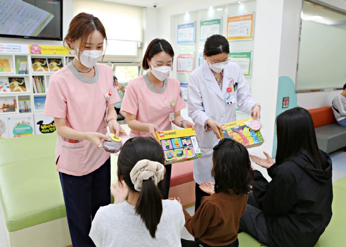 Hallim University Sacred Heart Hospital Holds a Special Sharing Prescription for Children's Patients...Delivery of Family Month gifts