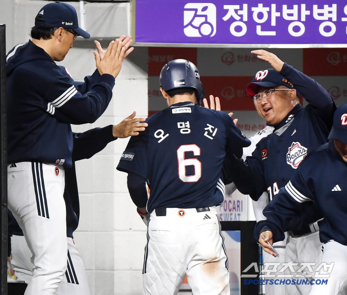 He blocked 12 consecutive wins and secured the Winning Series...Doosan overcomes starting injury variables and catches Hanwha for two consecutive wins 