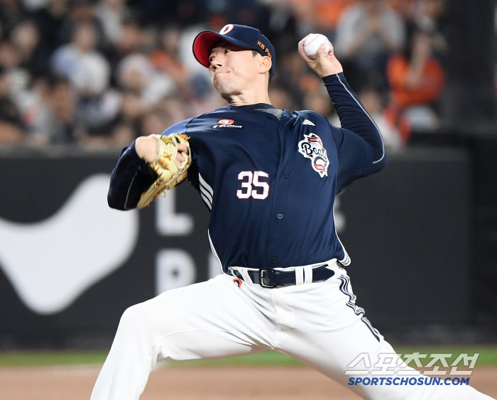 He blocked 12 consecutive wins and secured the Winning Series...Doosan overcomes starting injury variables and catches Hanwha for two consecutive wins 
