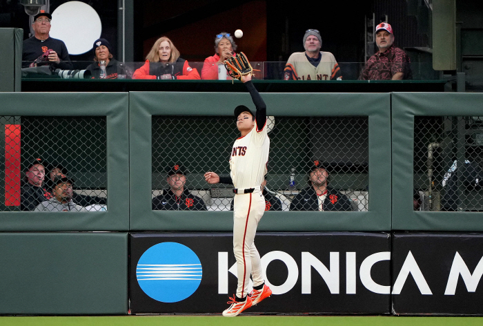 He played four times in two consecutive games after Lee Jung-hoo with a batting average of 0.191 in May, and the lineup change was inevitable When's Melvin going back three times?