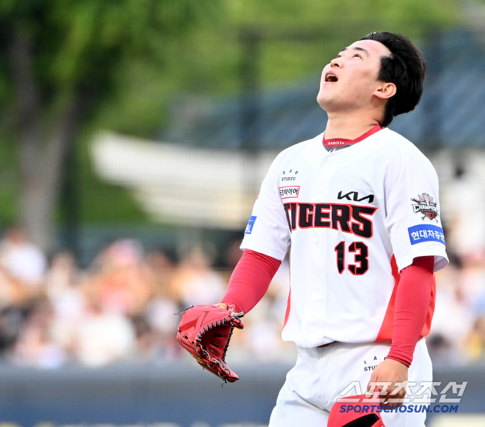 He was caught walking and walking again at the critical moment…Yoon Young-chul, who returned, allowed two runs in four innings, is on the verge of losing four games of the season (Gwangju Field)