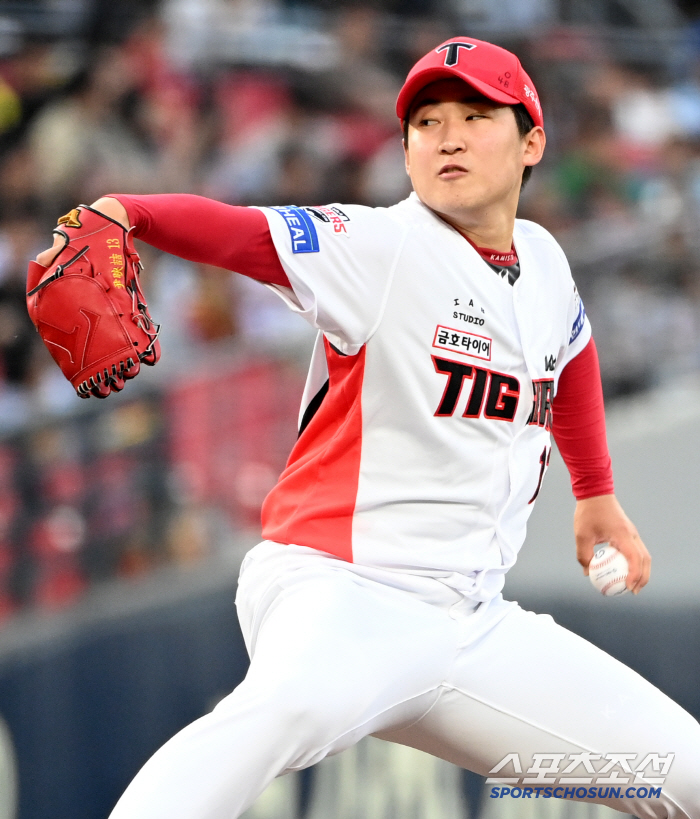 He was caught walking and walking again at the critical moment…Yoon Young-chul, who returned, allowed two runs in four innings, is on the verge of losing four games of the season (Gwangju Field)