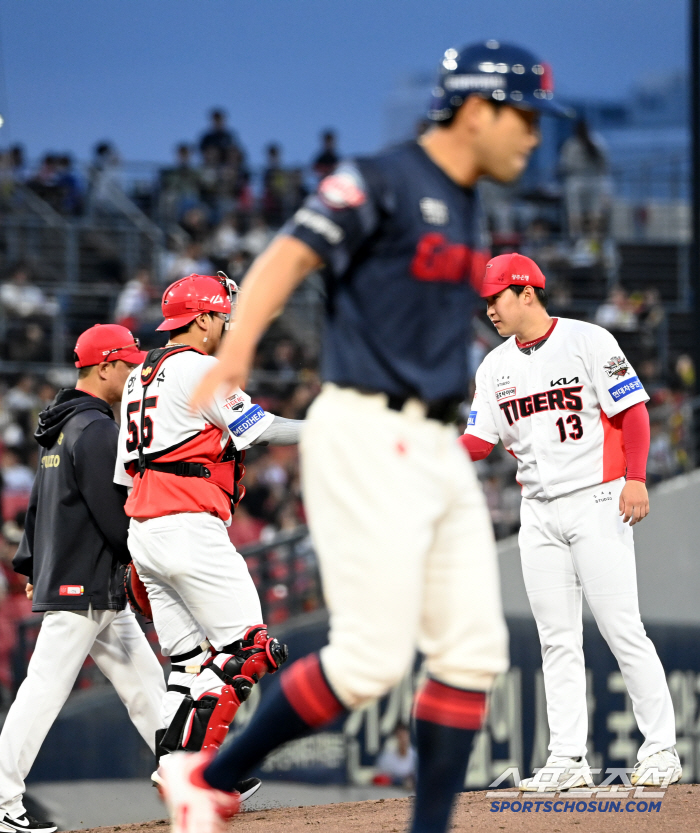 He was caught walking and walking again at the critical moment…Yoon Young-chul, who returned, allowed two runs in four innings, is on the verge of losing four games of the season (Gwangju Field)