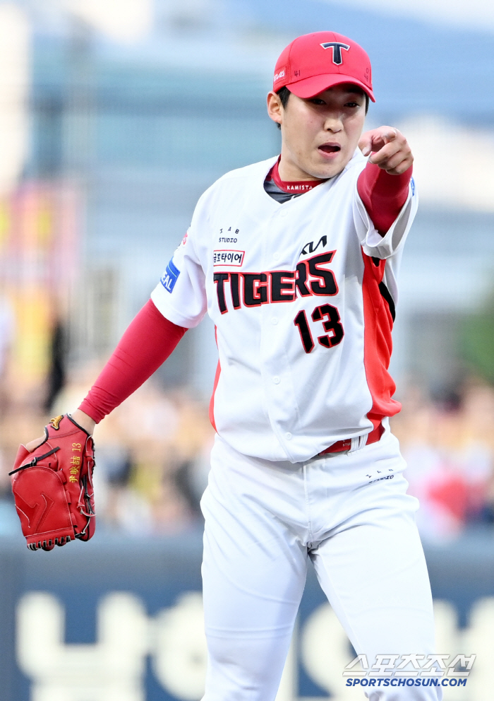 He was caught walking and walking again at the critical moment…Yoon Young-chul, who returned, allowed two runs in four innings, is on the verge of losing four games of the season (Gwangju Field)