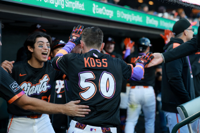 The home run changed the atmosphere of the dugout. Lee Jung-hoo, the main characters of Korean culture, said, 'My home run is my second.'