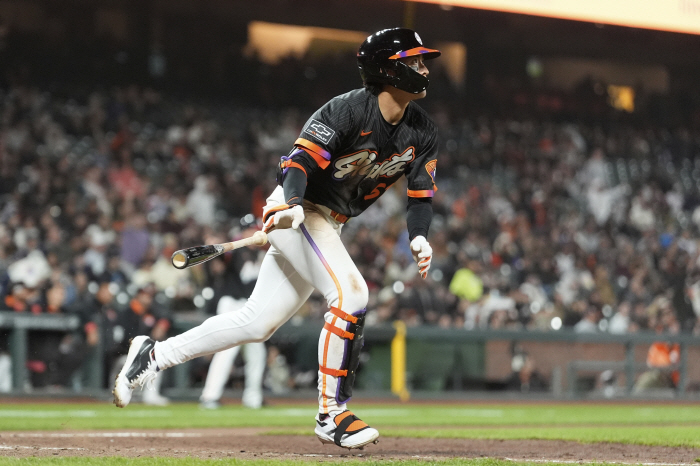 The home run changed the atmosphere of the dugout. Lee Jung-hoo, the main characters of Korean culture, said, 'My home run is my second.'