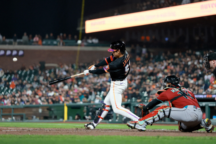 The home run changed the atmosphere of the dugout. Lee Jung-hoo, the main characters of Korean culture, said, 'My home run is my second.'