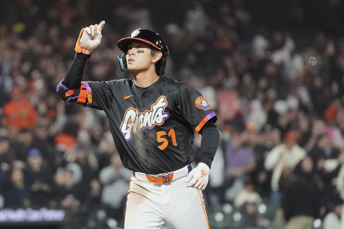 The home run changed the atmosphere of the dugout. Lee Jung-hoo, the main characters of Korean culture, said, 'My home run is my second.'