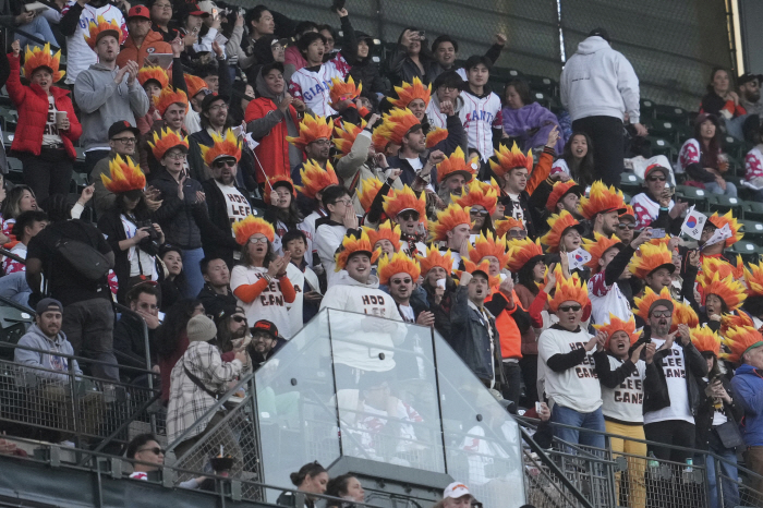 The home run changed the atmosphere of the dugout. Lee Jung-hoo, the main characters of Korean culture, said, 'My home run is my second.'