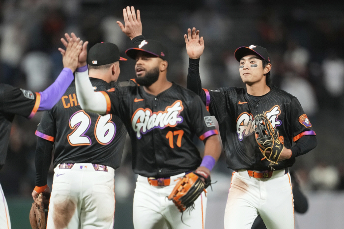 The home run changed the atmosphere of the dugout. Lee Jung-hoo, the main characters of Korean culture, said, 'My home run is my second.'