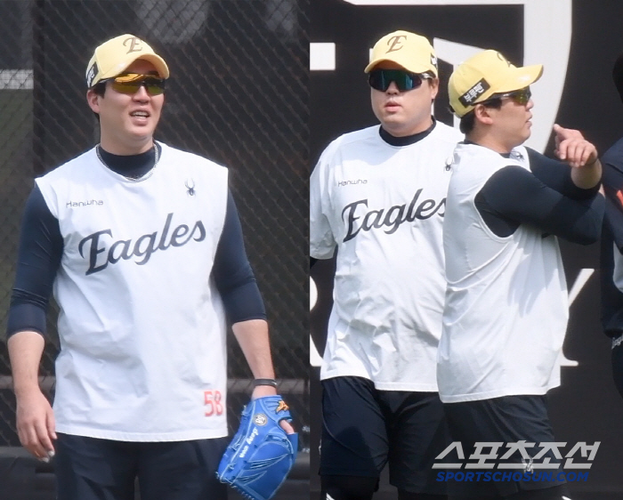 Is Park Sang-won on the spike okay? It's a relief that the trust man smiles again in the outfield at Ballpark on the 14th 