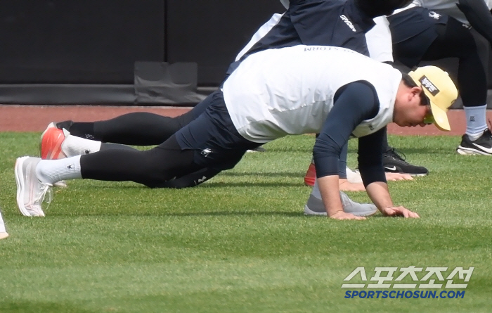 Is Park Sang-won on the spike okay? It's a relief that the trust man smiles again in the outfield at Ballpark on the 14th