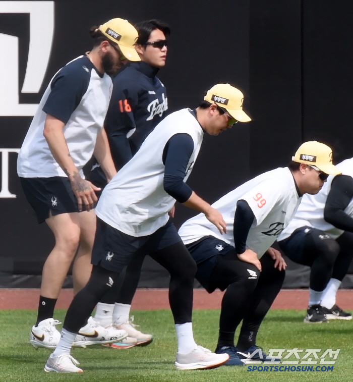 Is Park Sang-won on the spike okay? It's a relief that the trust man smiles again in the outfield at Ballpark on the 14th
