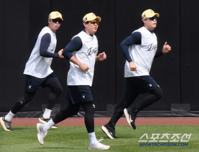 Is Park Sang-won on the spike okay? It's a relief that the trust man smiles again in the outfield at Ballpark on the 14th
