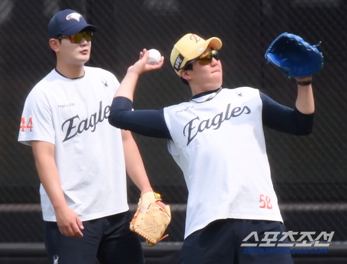 Is Park Sang-won on the spike okay? It's a relief that the trust man smiles again in the outfield at Ballpark on the 14th