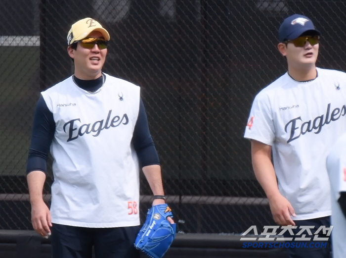 Is Park Sang-won on the spike okay? It's a relief that the trust man smiles again in the outfield at Ballpark on the 14th