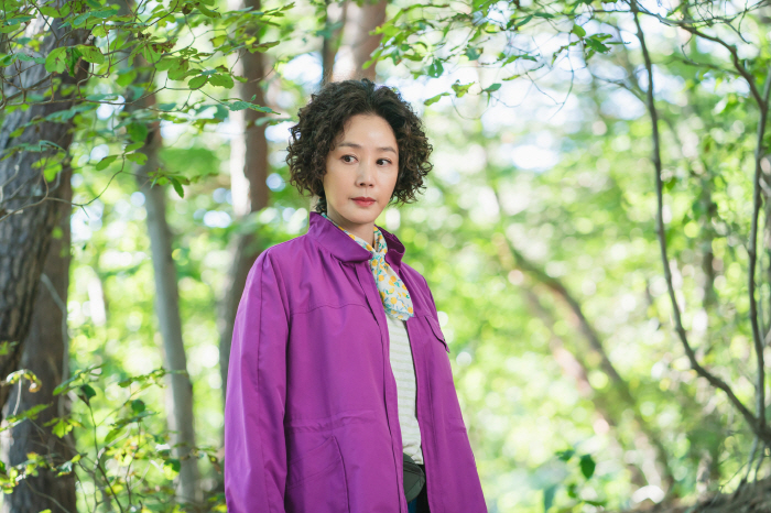 Kim Seong-ryeong has curly hair and a hiking suit..A drastic transformation into a tough mom