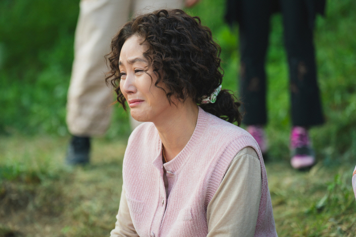 Kim Seong-ryeong has curly hair and a hiking suit..A drastic transformation into a tough mom