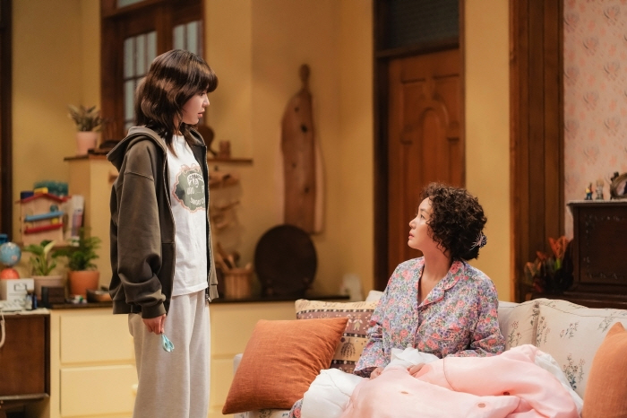 Kim Seong-ryeong has curly hair and a hiking suit..A drastic transformation into a tough mom