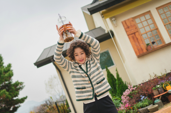 Kim Seong-ryeong has curly hair and a hiking suit..A drastic transformation into a tough mom