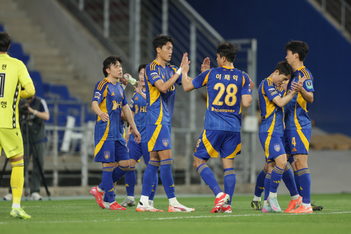  Ulsan, the champion of the first part of the tough big match, and Incheon, the pride of the second part of the foot, made it to the quarterfinals...Heo Yul → Eric → Kim Min Woo's goal, 30 complete wins