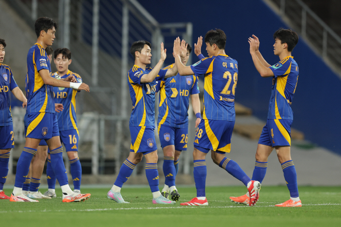 Ulsan, the champion of the first part of the tough big match, and Incheon, the pride of the second part of the foot, made it to the quarterfinals...Heo Yul → Eric → Kim Min Woo's goal, 30 complete wins