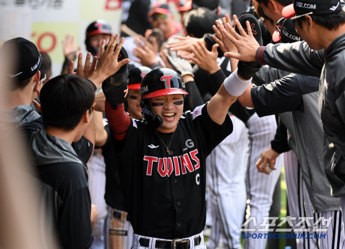 a leadoff hitter's injury. There's another top hitter. Park Hae-min, two hits, two RBIs and two steals, is an amazing player. in my own way