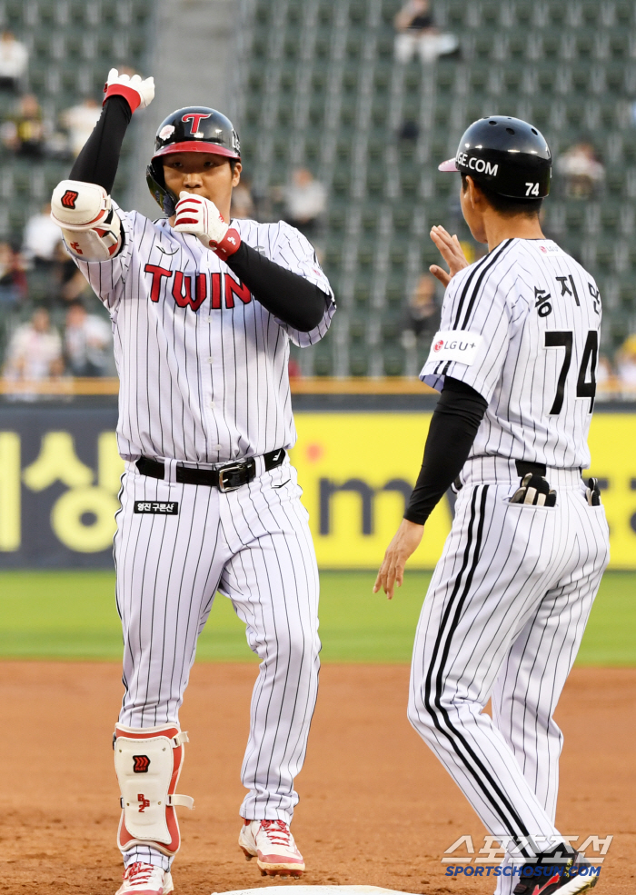 LG is strong even without Hong Chang-ki, Jang Hyun-sik, and Kim Kang-ryul. The megatwinspo explosion. 120, 5 consecutive wins. It's the first time in 10 days that he's back in first place. Kiwoom 5 consecutive losses