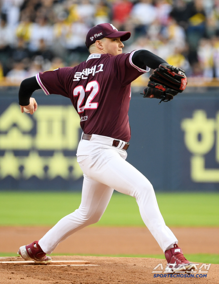 LG is strong even without Hong Chang-ki, Jang Hyun-sik, and Kim Kang-ryul. The megatwinspo explosion. 120, 5 consecutive wins. It's the first time in 10 days that he's back in first place. Kiwoom 5 consecutive losses