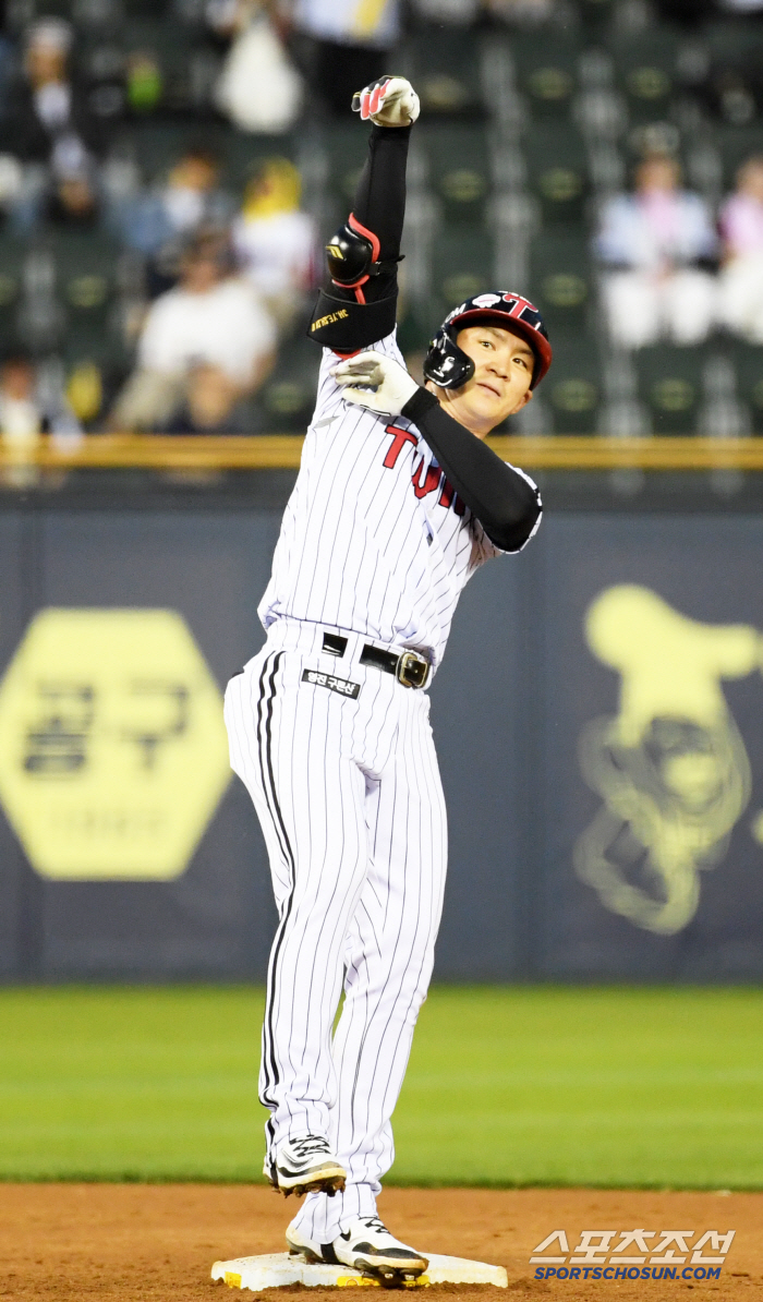 LG is strong even without Hong Chang-ki, Jang Hyun-sik, and Kim Kang-ryul. The megatwinspo explosion. 120, 5 consecutive wins. It's the first time in 10 days that he's back in first place. Kiwoom 5 consecutive losses