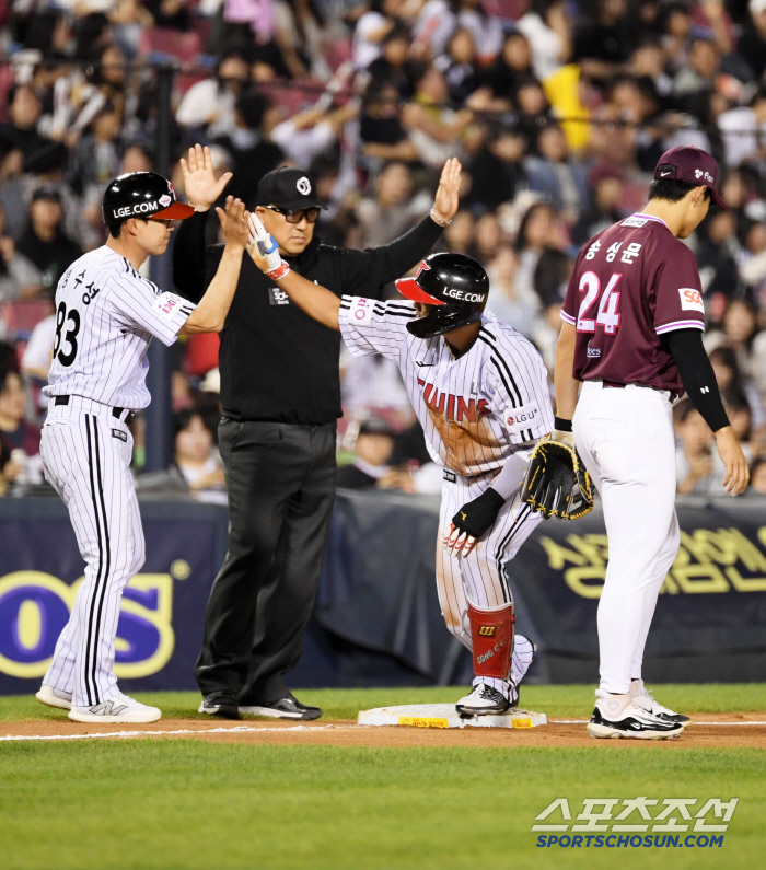 LG is strong even without Hong Chang-ki, Jang Hyun-sik, and Kim Kang-ryul. The megatwinspo explosion. 120, 5 consecutive wins. It's the first time in 10 days that he's back in first place. Kiwoom 5 consecutive losses