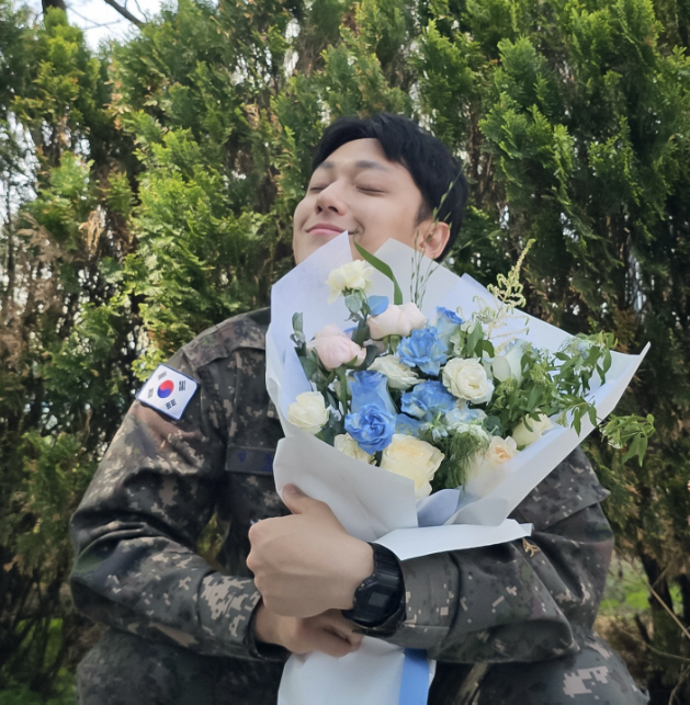 Lee Do-hyun Expresses Gratitude and Hope After Military Discharge