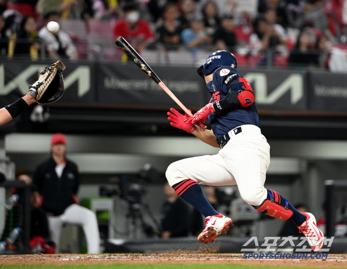 Lotte Captain (Gwangju site) slumped after being hit with a thump and dune by a scary 146km fastball despite still having a nightmare of headshot
